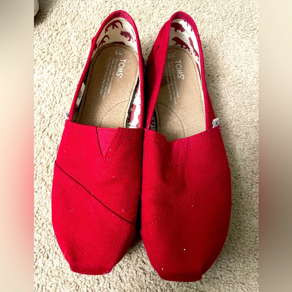 women’s size 9 red TOMS like new